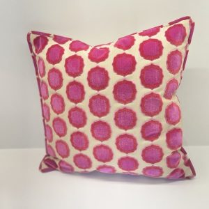Cojín decorativo con diseño geométrico en tonos rosados