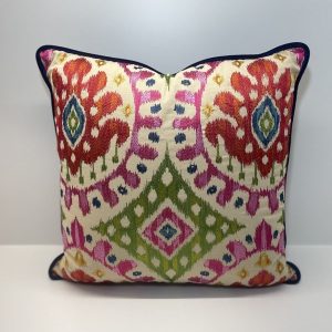 Cojín decorativo con patrón Ikat colorido