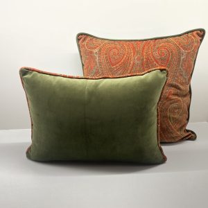 Cojines de terciopelo verde y diseño de paisley